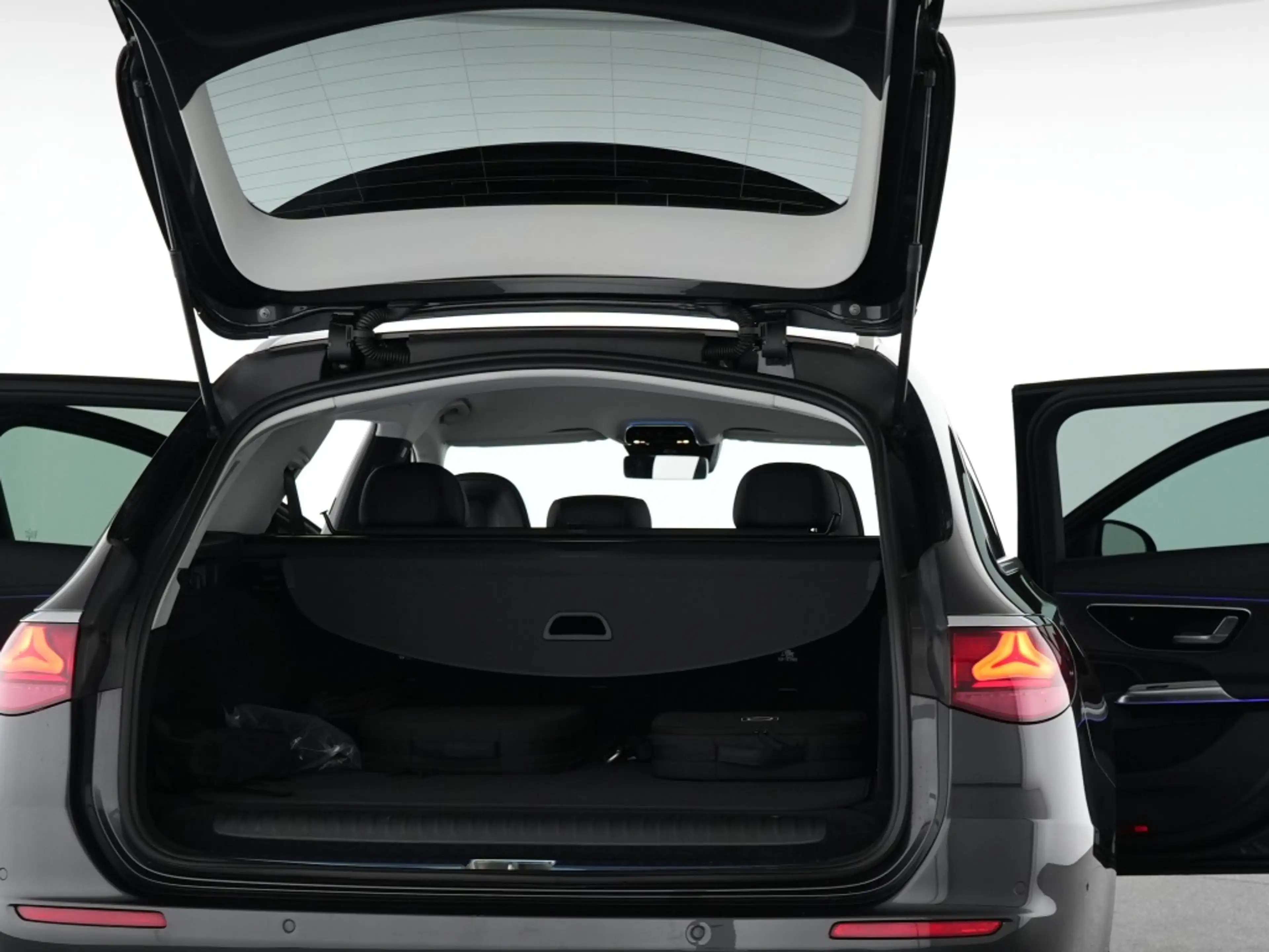 Mercedes-Benz E 300 e T Avantgarde Advanced 360° AHK Winter — photo 15