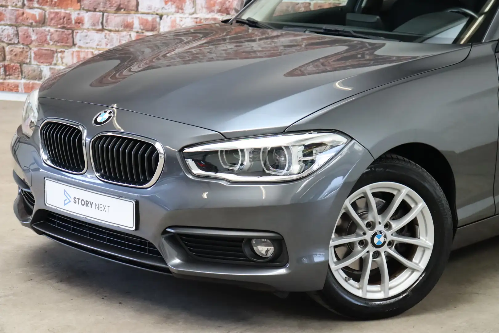BMW 118 1 Serie 118i Executive Sport Line Automaat 5 deurs Grijs - 2