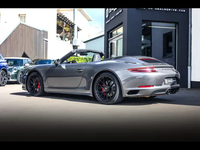 Porsche 911 view 3