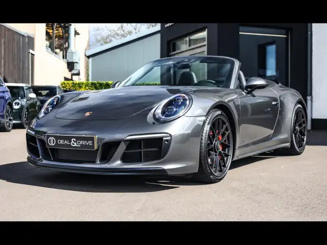 Porsche 911 view 6