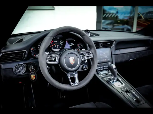 Porsche 911 view 9