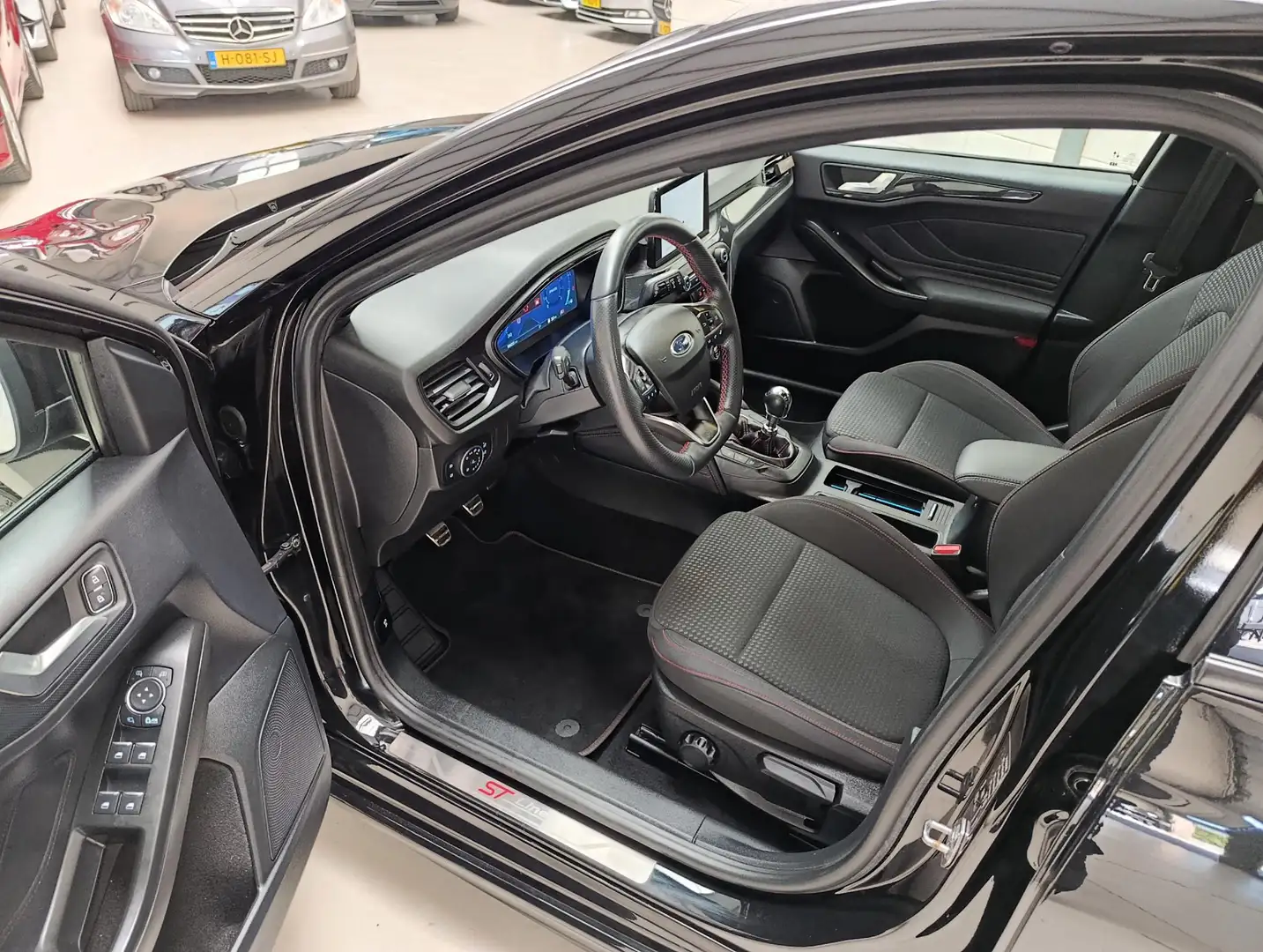 Ford Focus 1.0 EcoBoost Hybrid ST Line X Business stoel + stu Zwart - 2