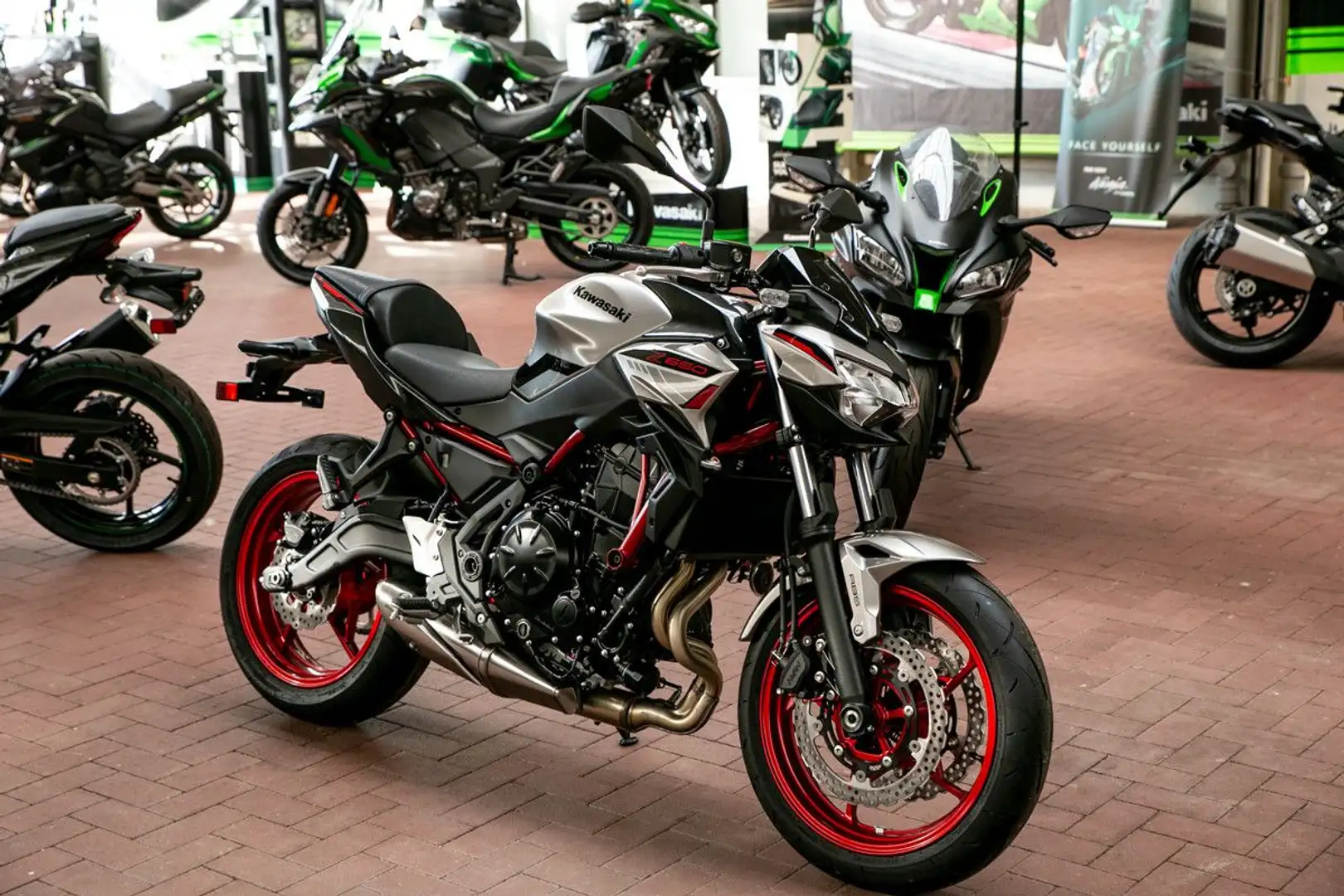 Kawasaki Z 650 ABS, WERKSGARANTIE bis 07/2028 Argintiu - 2