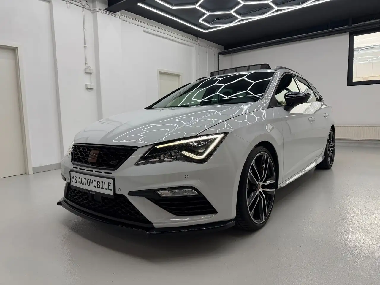 SEAT Leon ST Cupra 300 4Drive *PANO*ACC*SCHALENSITZE* — photo 1 of 20