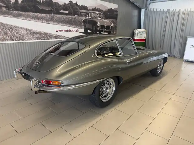 Jaguar E-Type view 6
