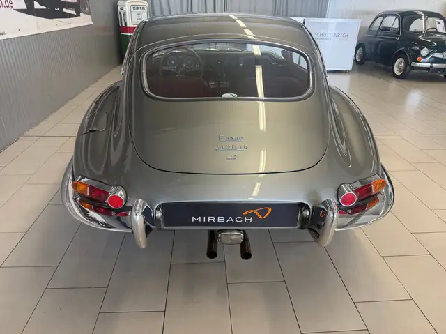 Jaguar E-Type view 7