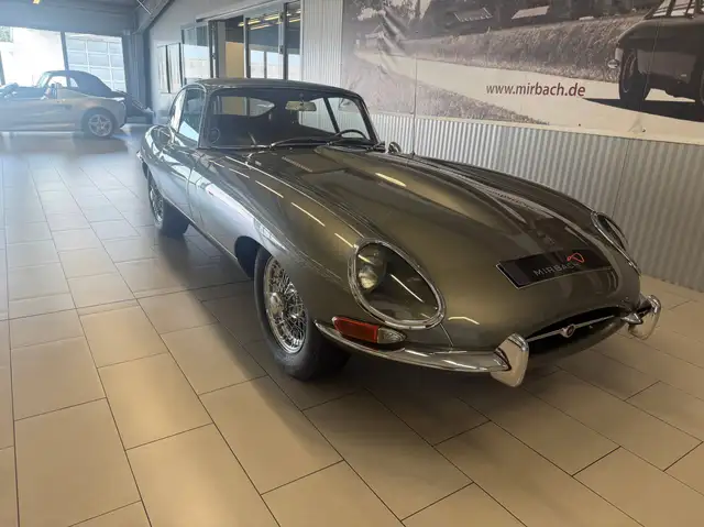Jaguar E-Type view 4