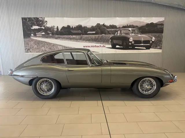 Jaguar E-Type view 5