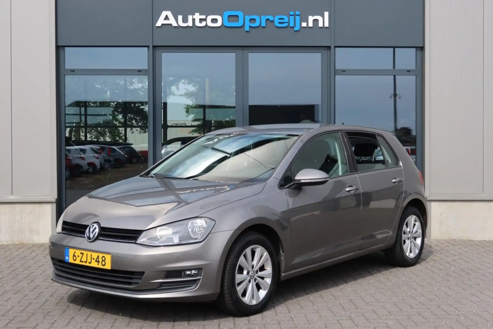 Volkswagen Golf 1.2 TSI Comfortline 5drs. Clima, NAVI, Cruise, PDC Grijs - 1