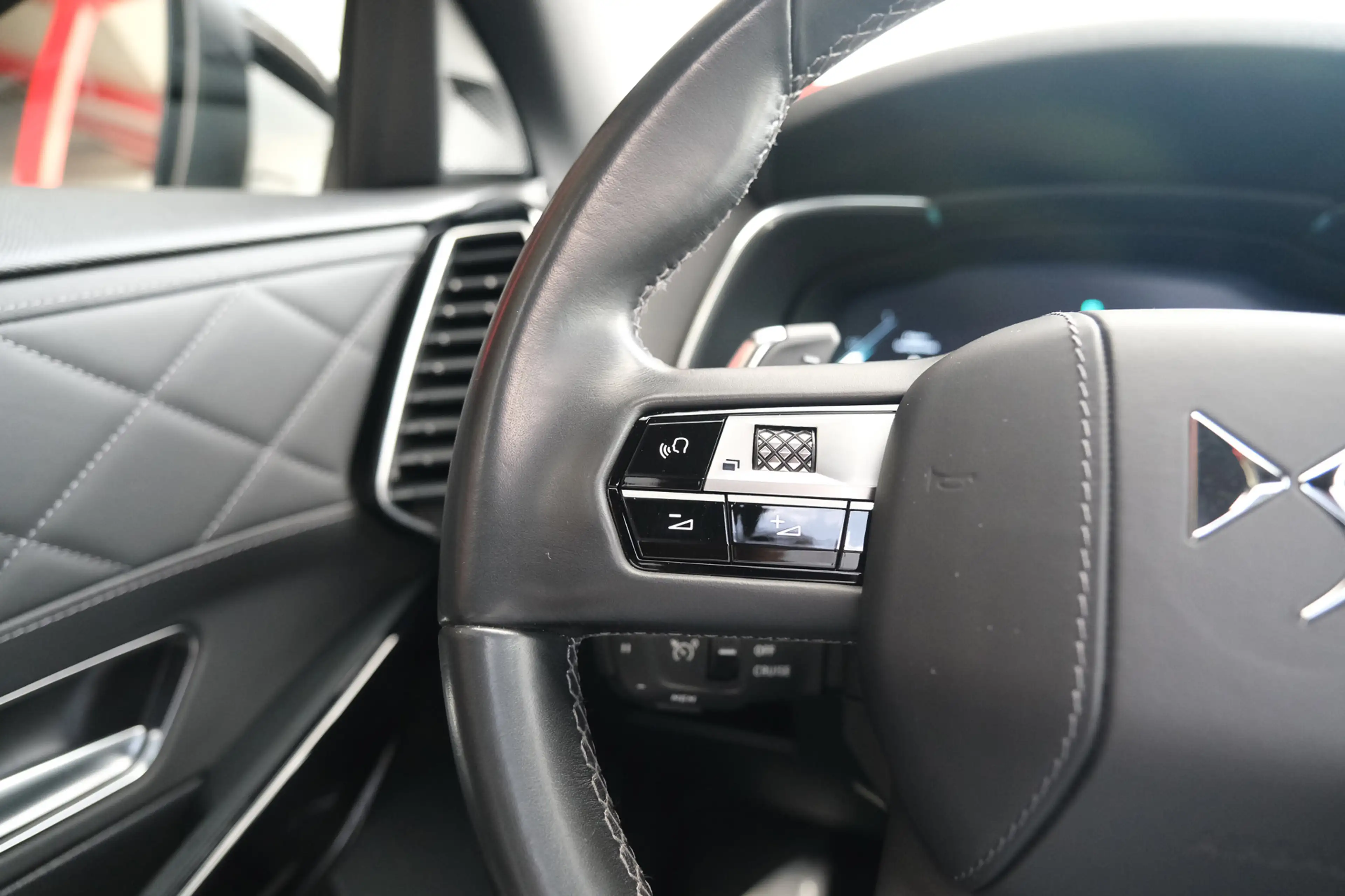 DS Automobiles DS 7 Crossback E-Tense 4x4 Be Chic — photo 16