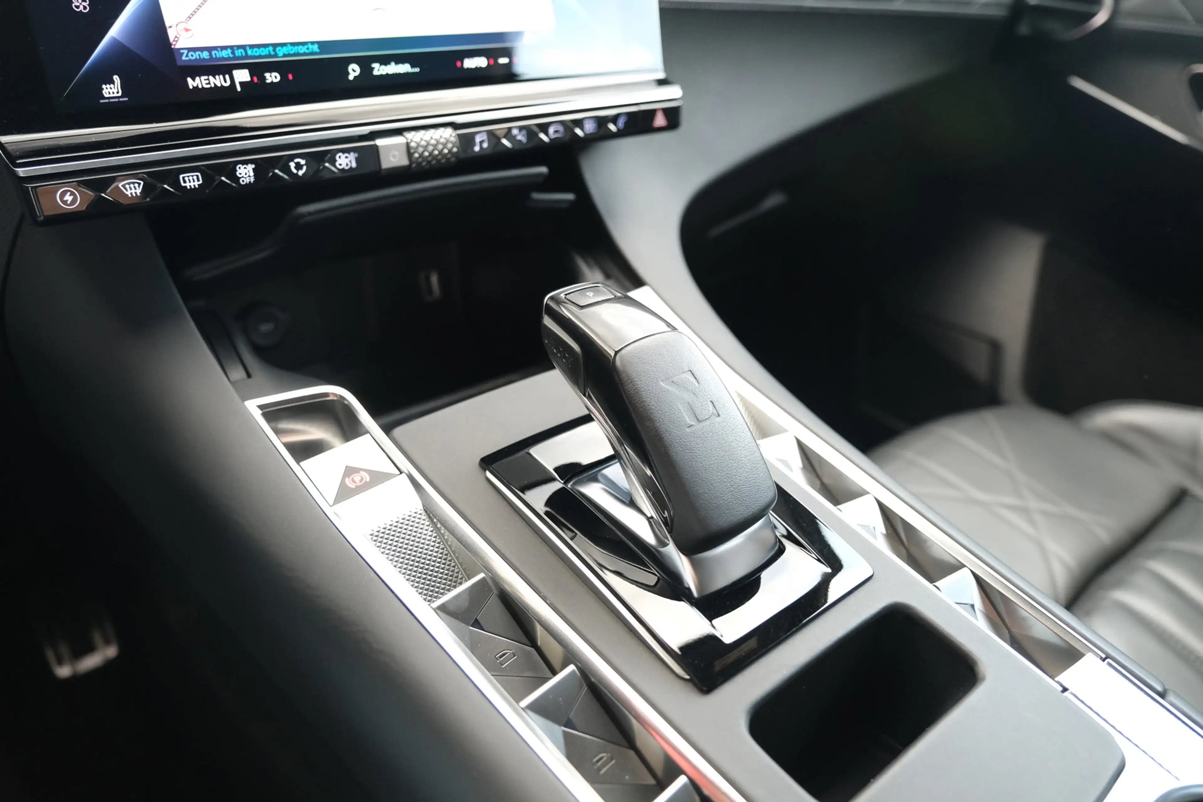 DS Automobiles DS 7 Crossback E-Tense 4x4 Be Chic — photo 15