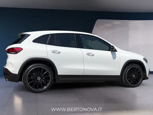 Mercedes-Benz GLA view 4