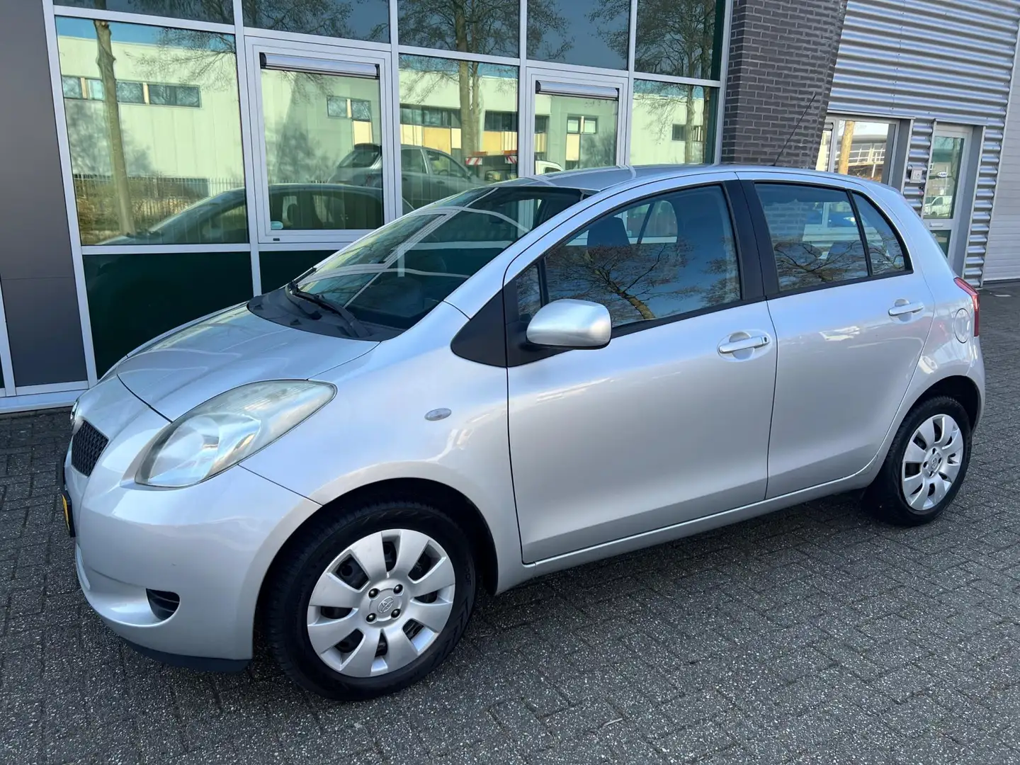 Toyota Yaris 1.3 VVTi Sol - AIRCO - 5 DRS - APK 03-2026 ! Grijs - 2