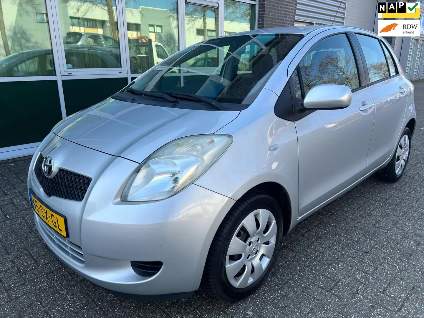 Toyota Yaris 1.3 VVTi Sol - AIRCO - 5 DRS - APK 03-2026 ! Grijs - 1