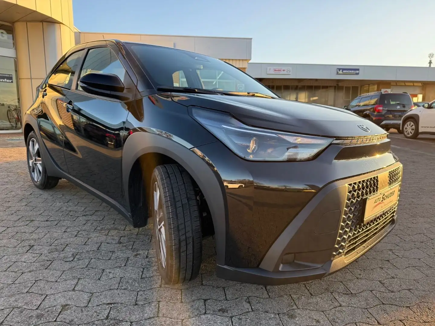 Toyota Sonstige AYGO Active Hybrid **SITZHEIZUNG** Schwarz - 2