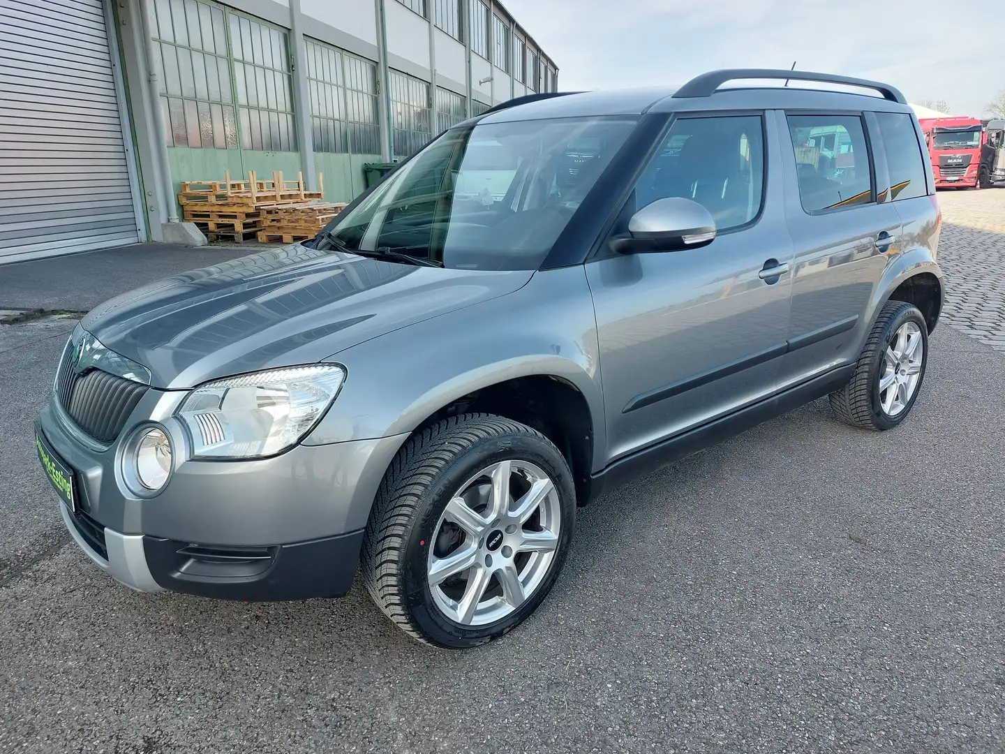 Skoda Yeti 2,0Tdi DSG Ambition Plus Edition 4x4 Navi Ahk Grau - 2