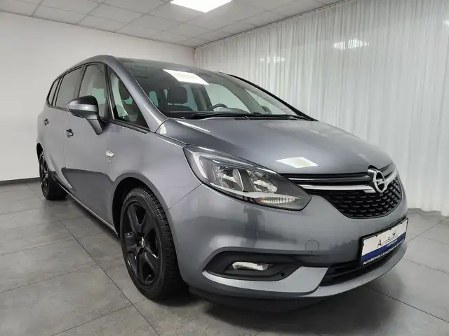 Opel Zafira ACTIVE 200PS NAVI TEL SHZ PDC Pano 1.Hand