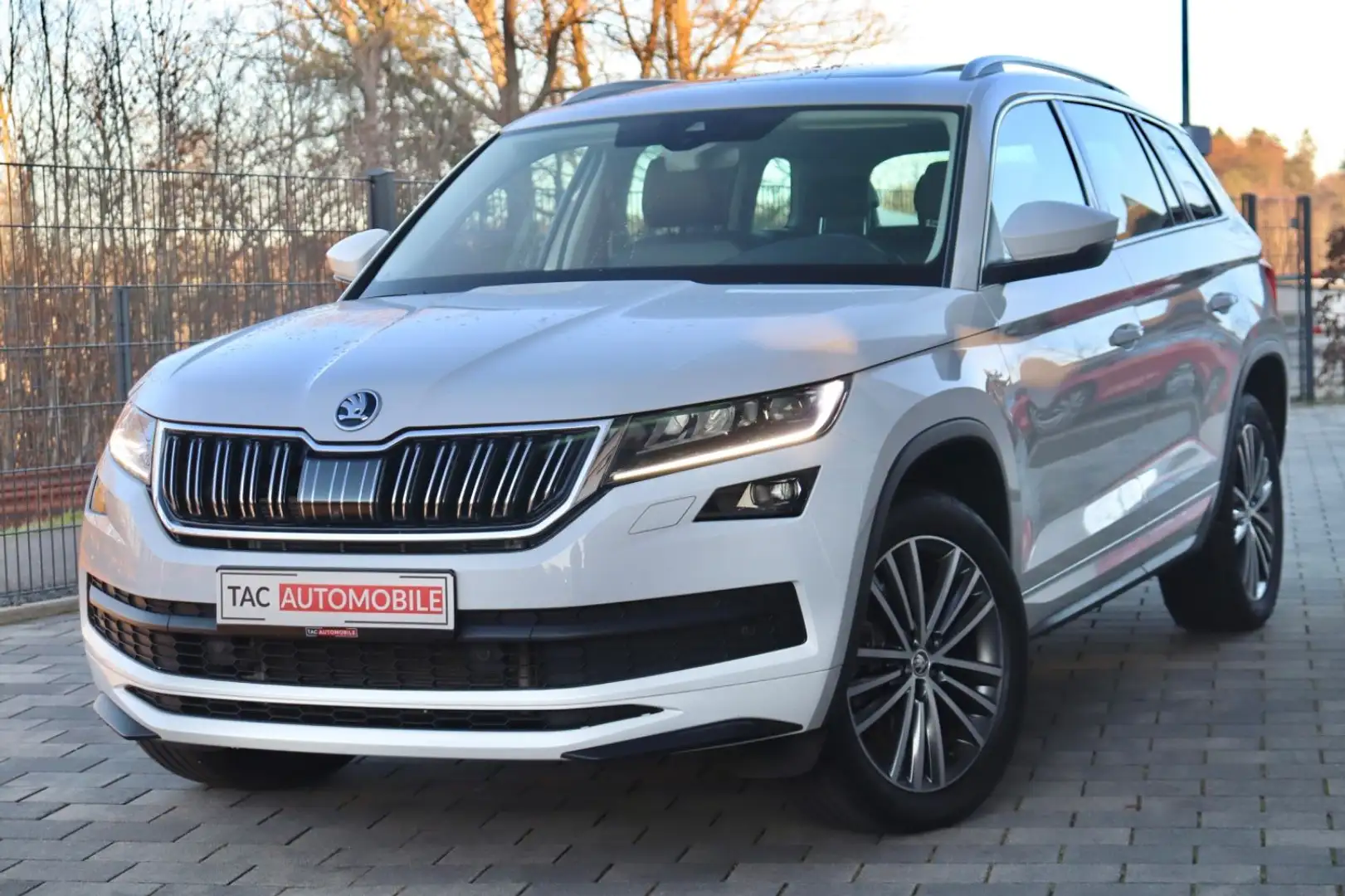 Skoda Kodiaq KODIAQ L&K 4x4 PANO ACC LEDER AHK GARANTIE 1.HD Weiß - 1