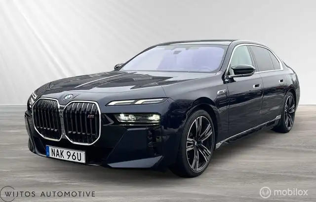BMW 760 7-serie M760e xDrive, Individual, B&W, pano, massa