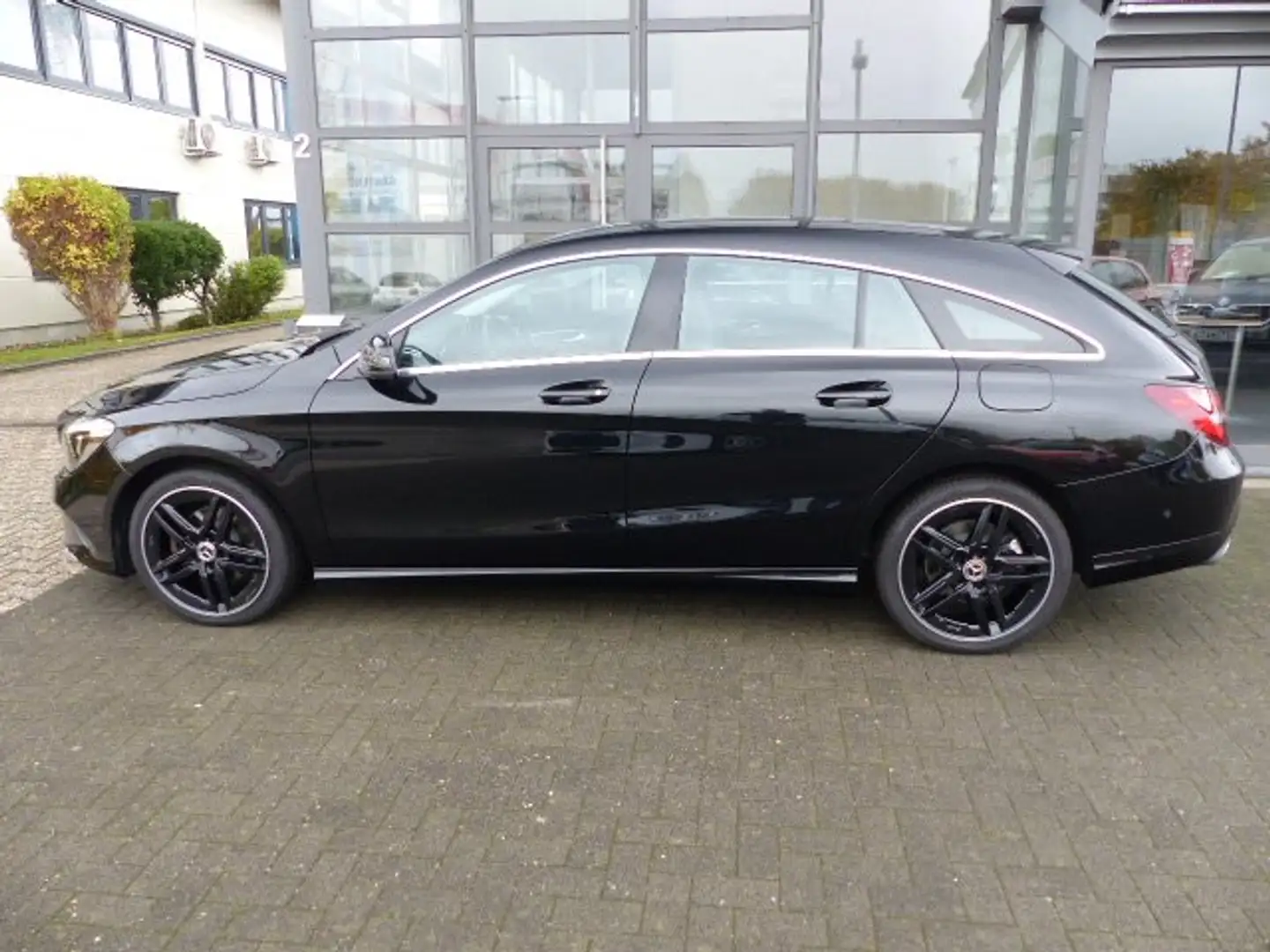 Mercedes-Benz CLA 180 Shooting Brake Autom.EU6d*LED*NAVI*2xPTS*18"* Schwarz - 2