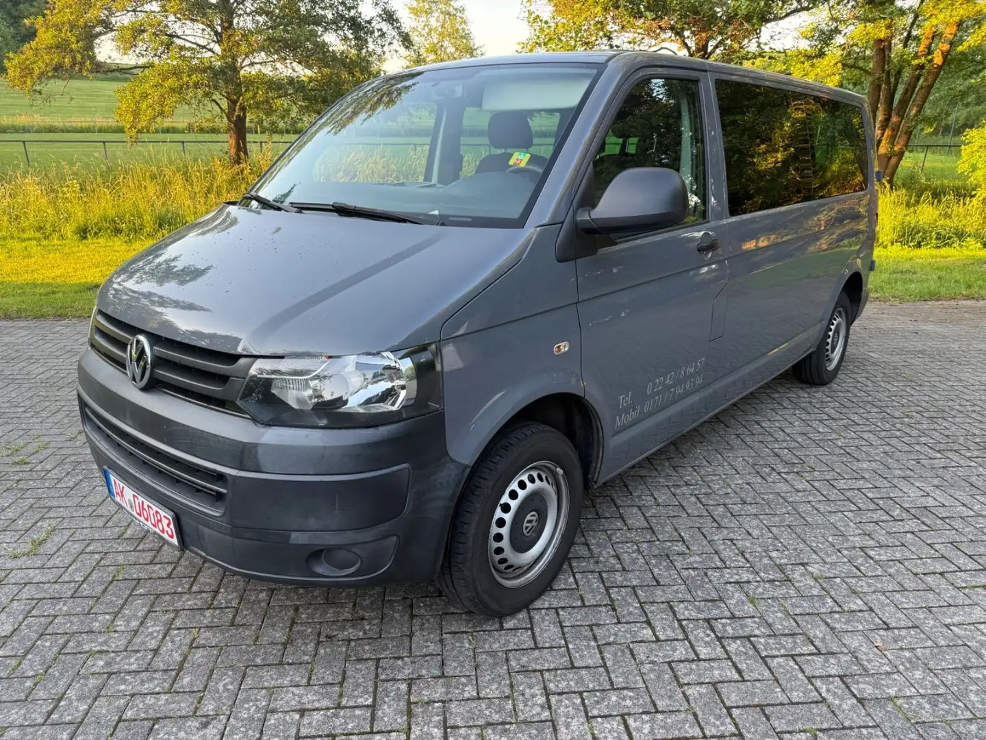 Volkswagen T5 Kombi 8 Sitze Navi Klima AHK Gris - 1