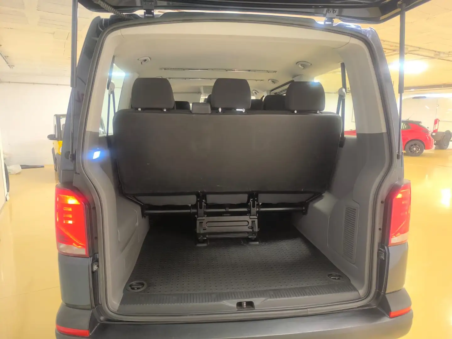 Volkswagen T5 Caravelle 2.0TDI Batalla Corta Premium 81kW - 2