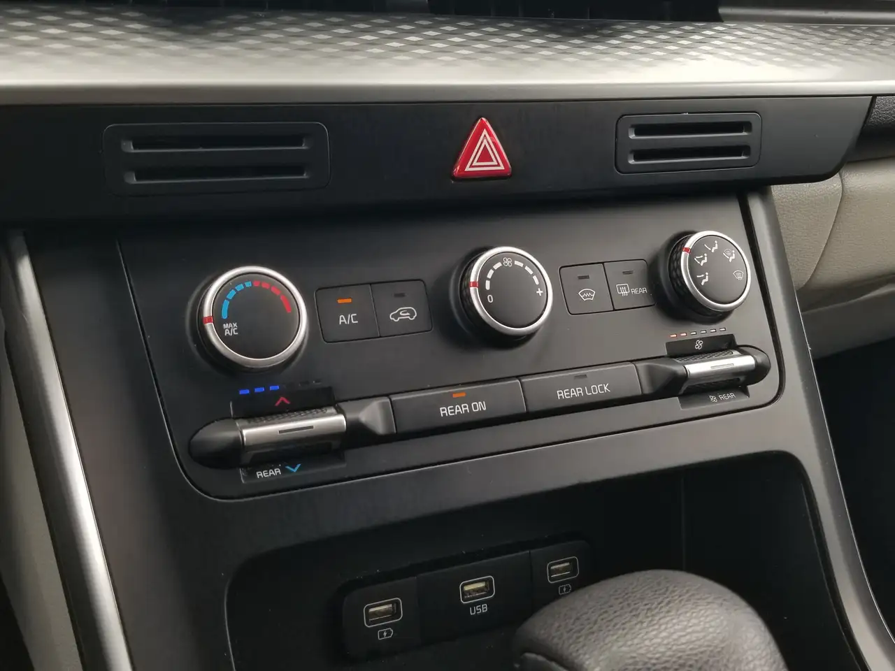 Kia Carnival photo Kia Carnival