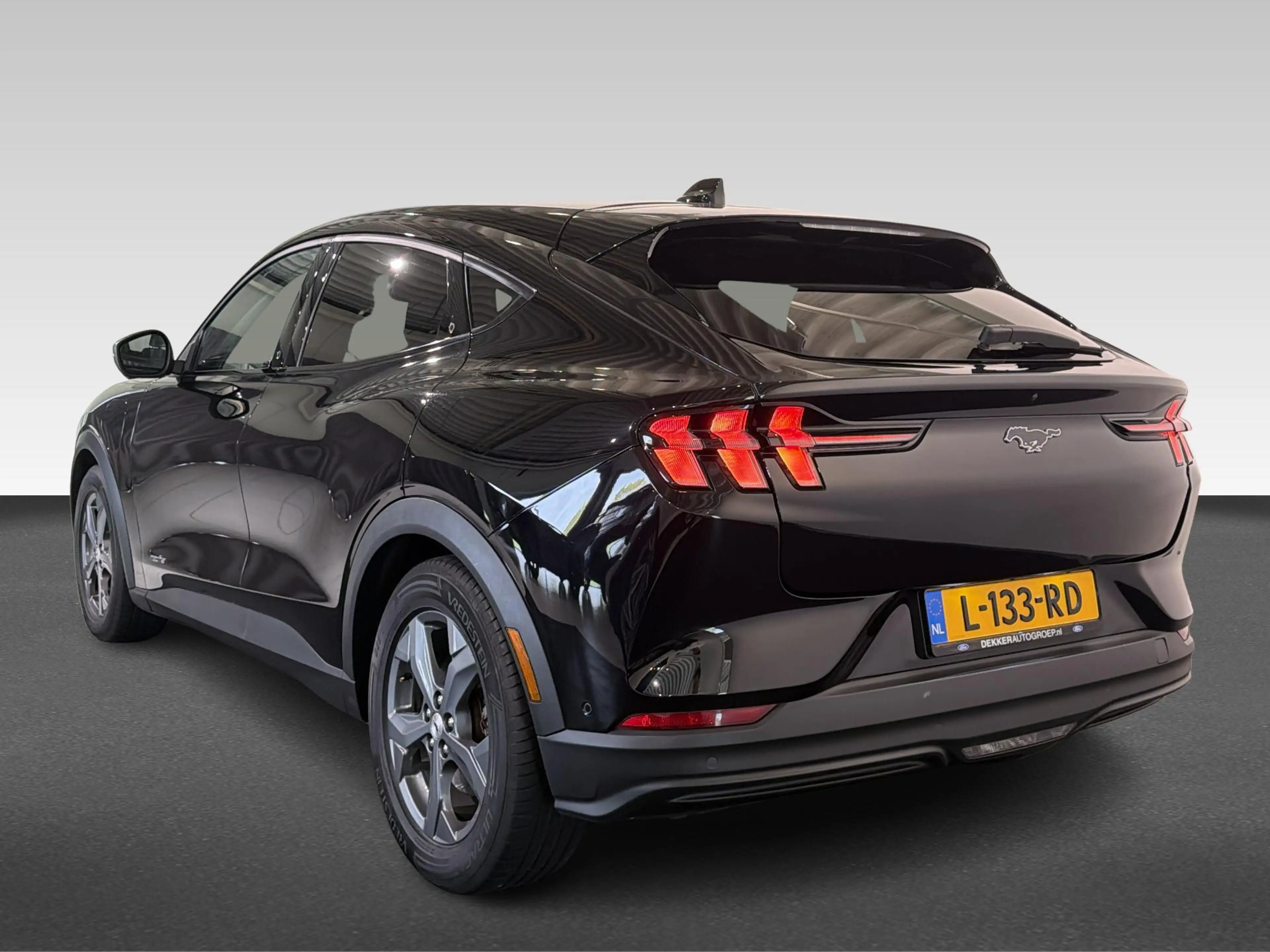 Ford Mustang Mach-E RWD 75 kWh | Achteruitrijcamera | Armsteun achter — photo 3