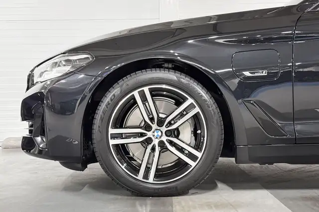 BMW 5 Series view 4