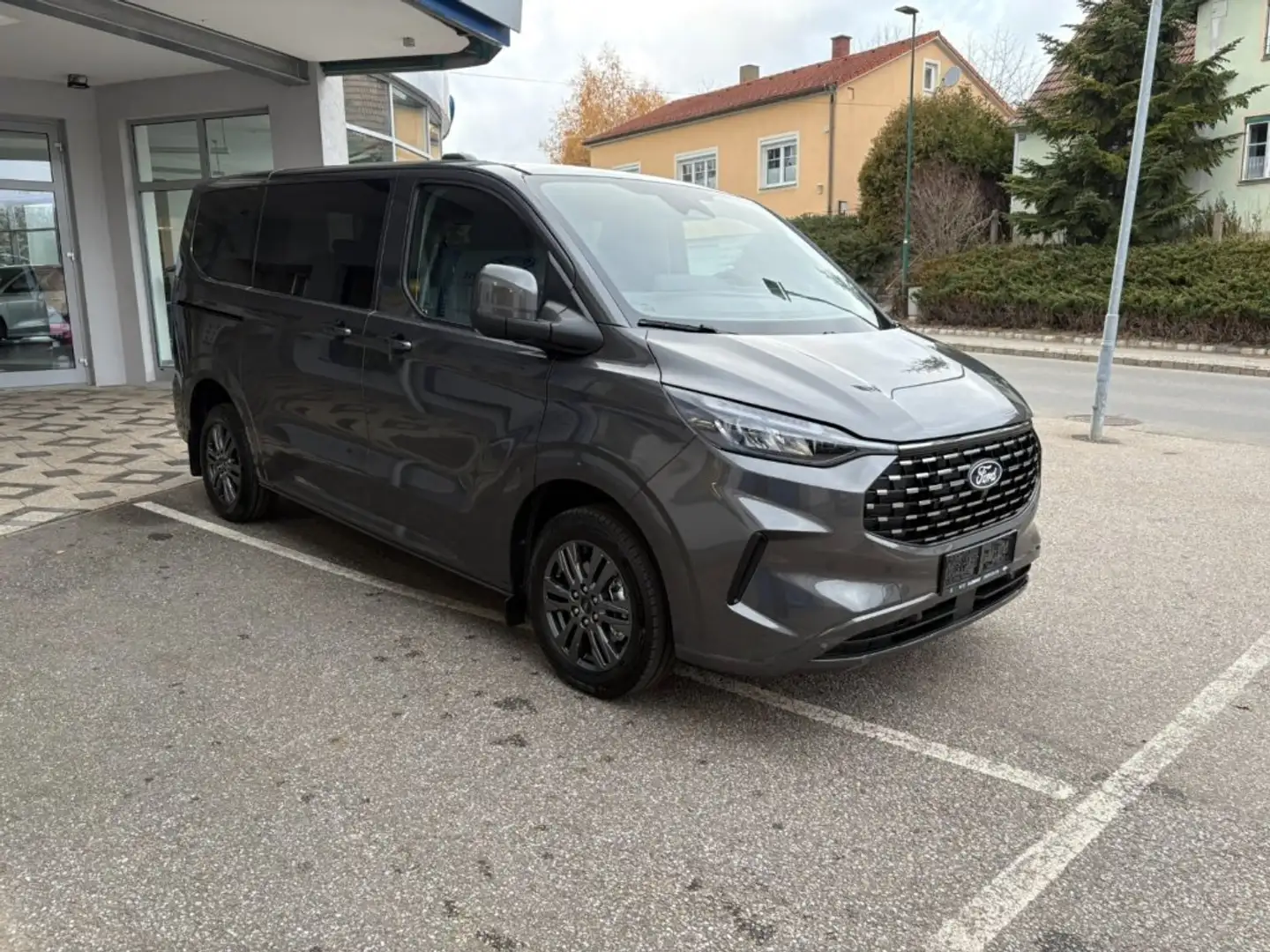 Ford Tourneo Custom Titanium 2.0 Ecoblue Grau - 2