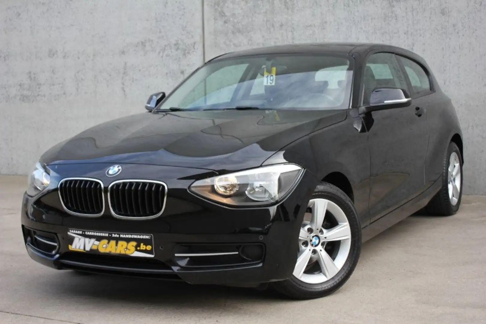 BMW 114 114i Sport Line Zwart - 2
