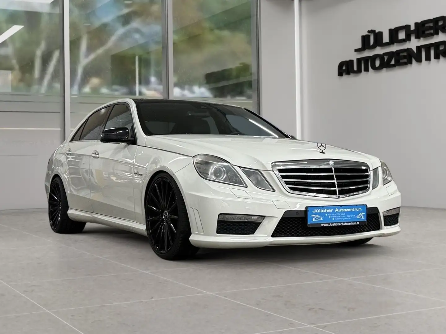 Mercedes-Benz E 63 AMG Lim. Automatik, Inspektion Neu Weiß - 1