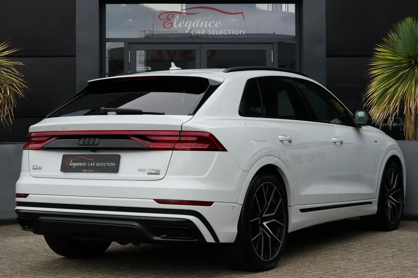 Audi Q8 55 TFSI quattro Pro Line Plus 394pk Panoramadak/TI Wit - 2