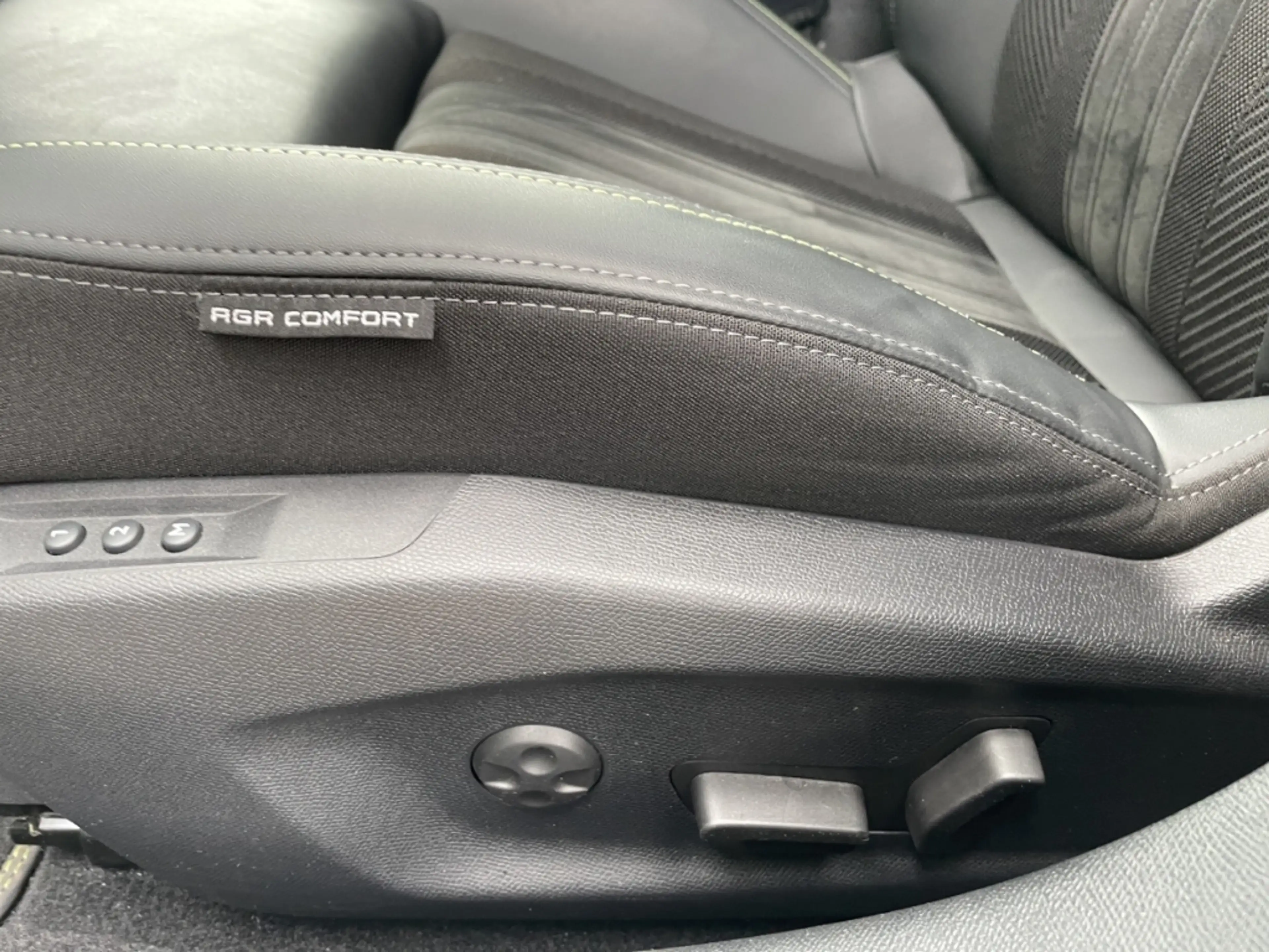 Peugeot 308 GT HY225 El. Pano El. Sitz Focal Kamera CarPlay OB — photo 18