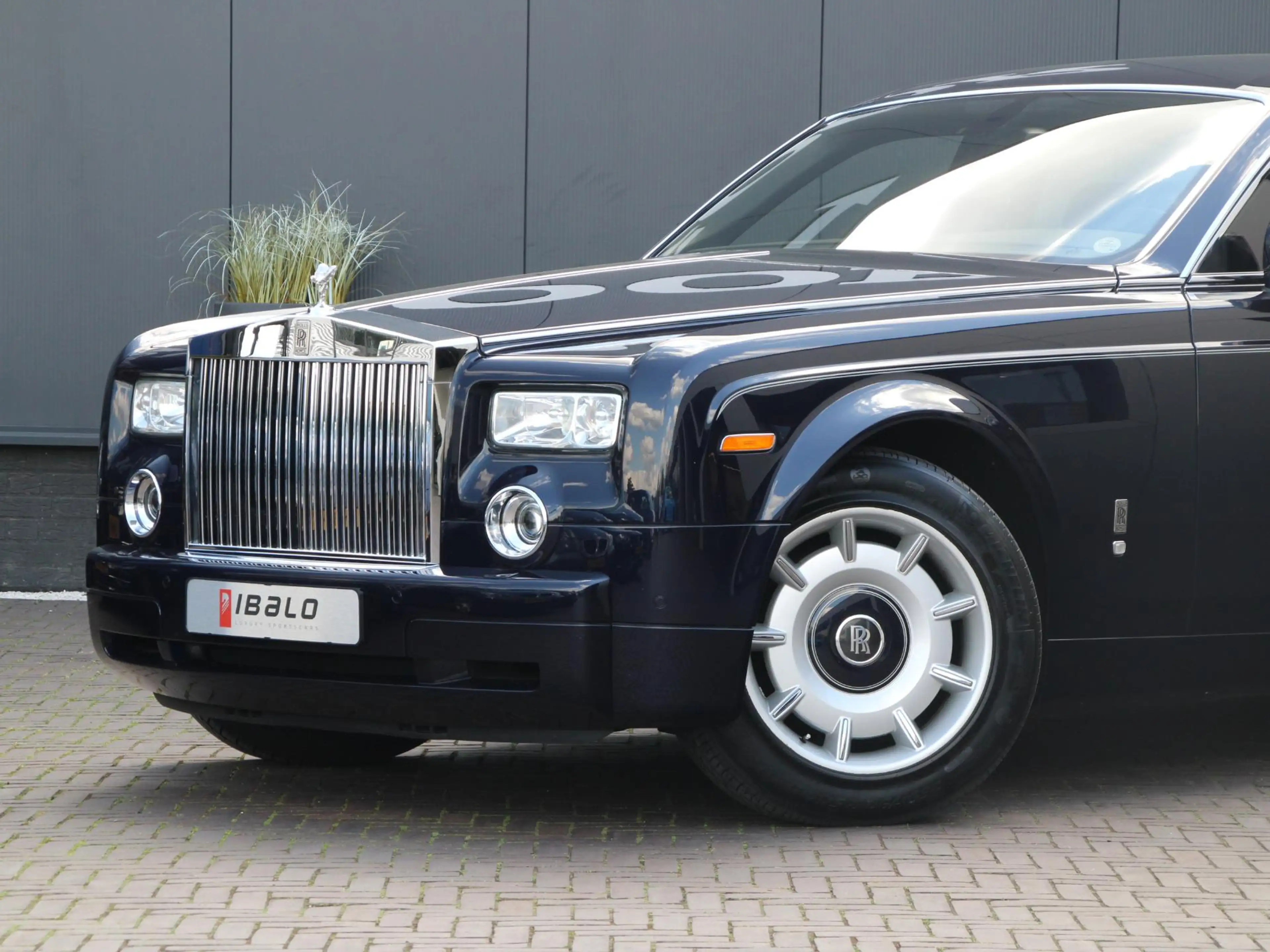 Rolls-Royce Phantom VII 6.75 EWB | Power Close Doors | — photo 26