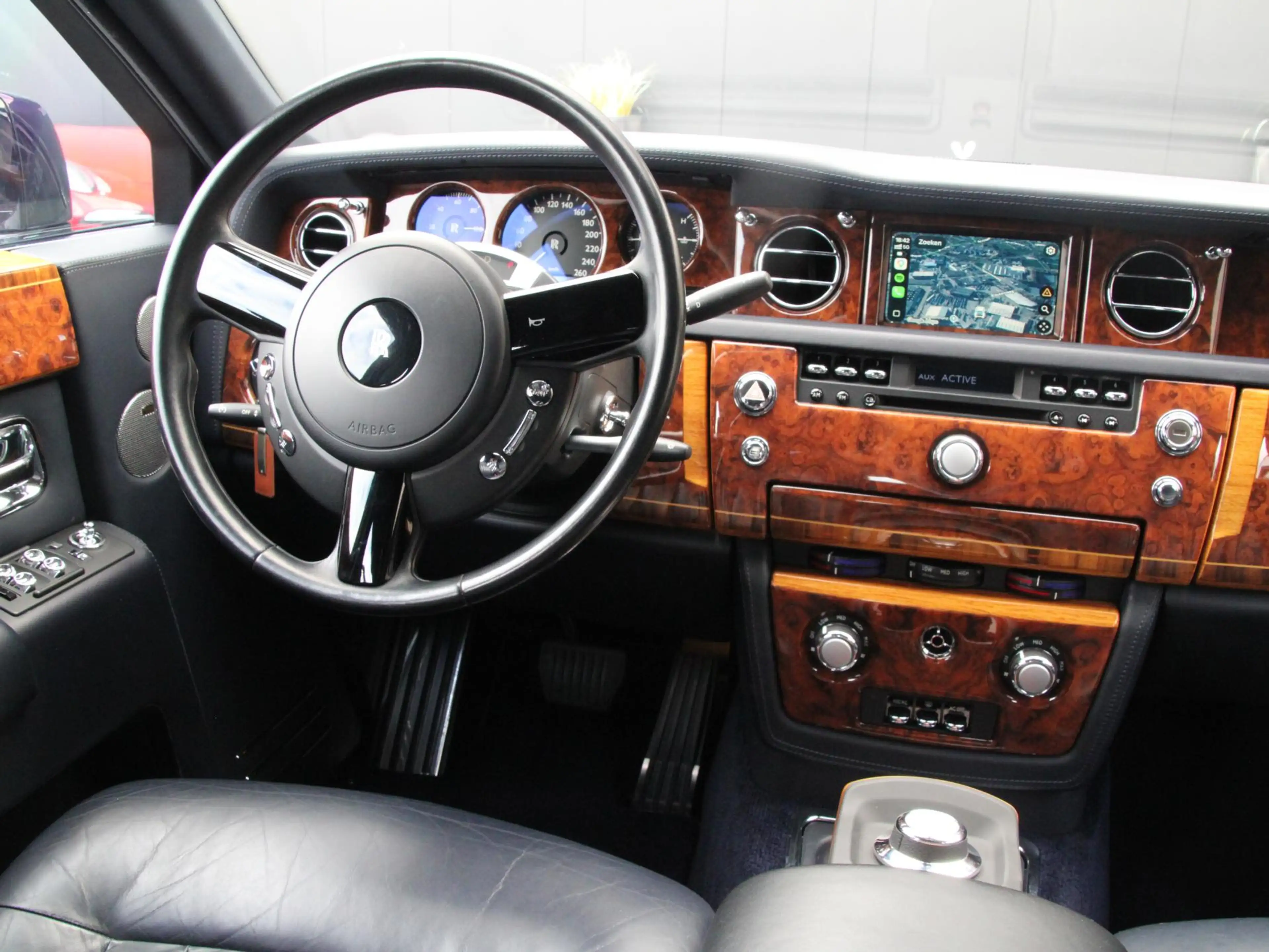 Rolls-Royce Phantom VII 6.75 EWB | Power Close Doors | — photo 3
