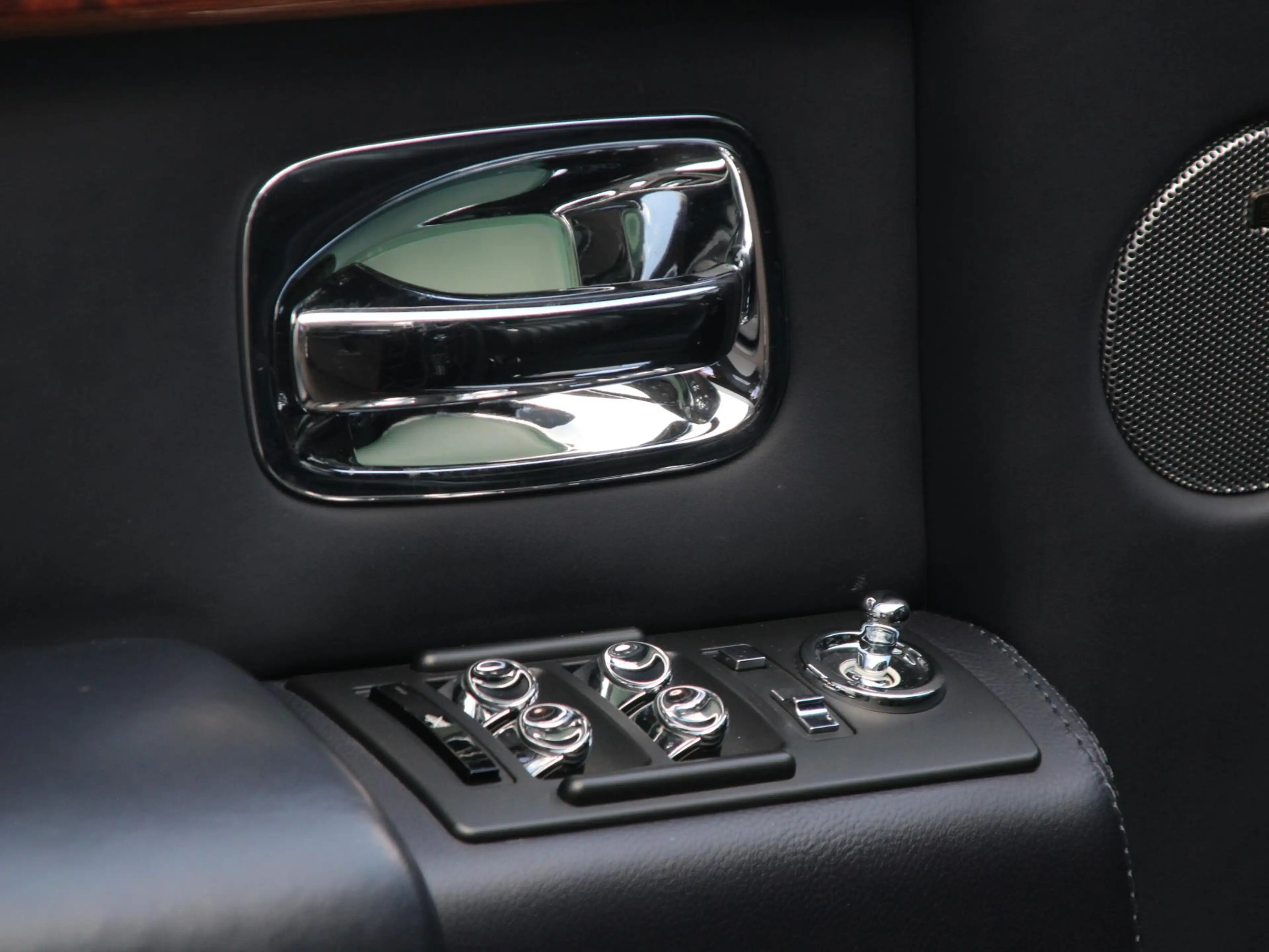 Rolls-Royce Phantom VII 6.75 EWB | Power Close Doors | — photo 29