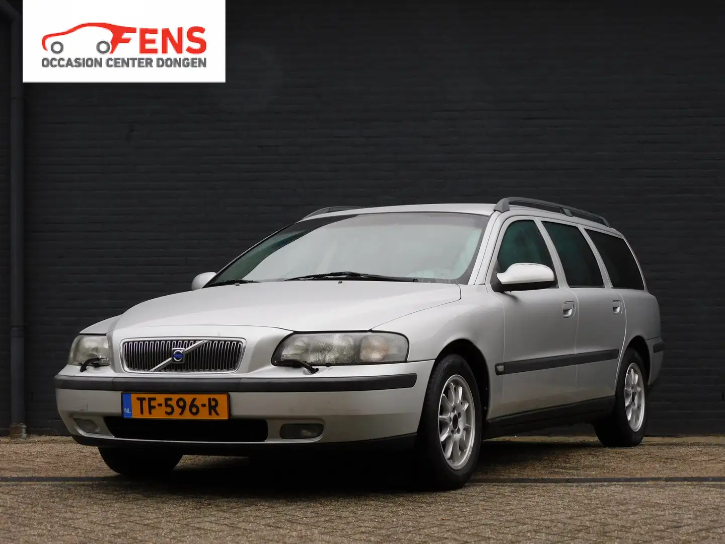 Volvo V70 2.4 Comfort Line RIJDT SUPER! LEER! NAVI! CLIMA! L Grau - 1