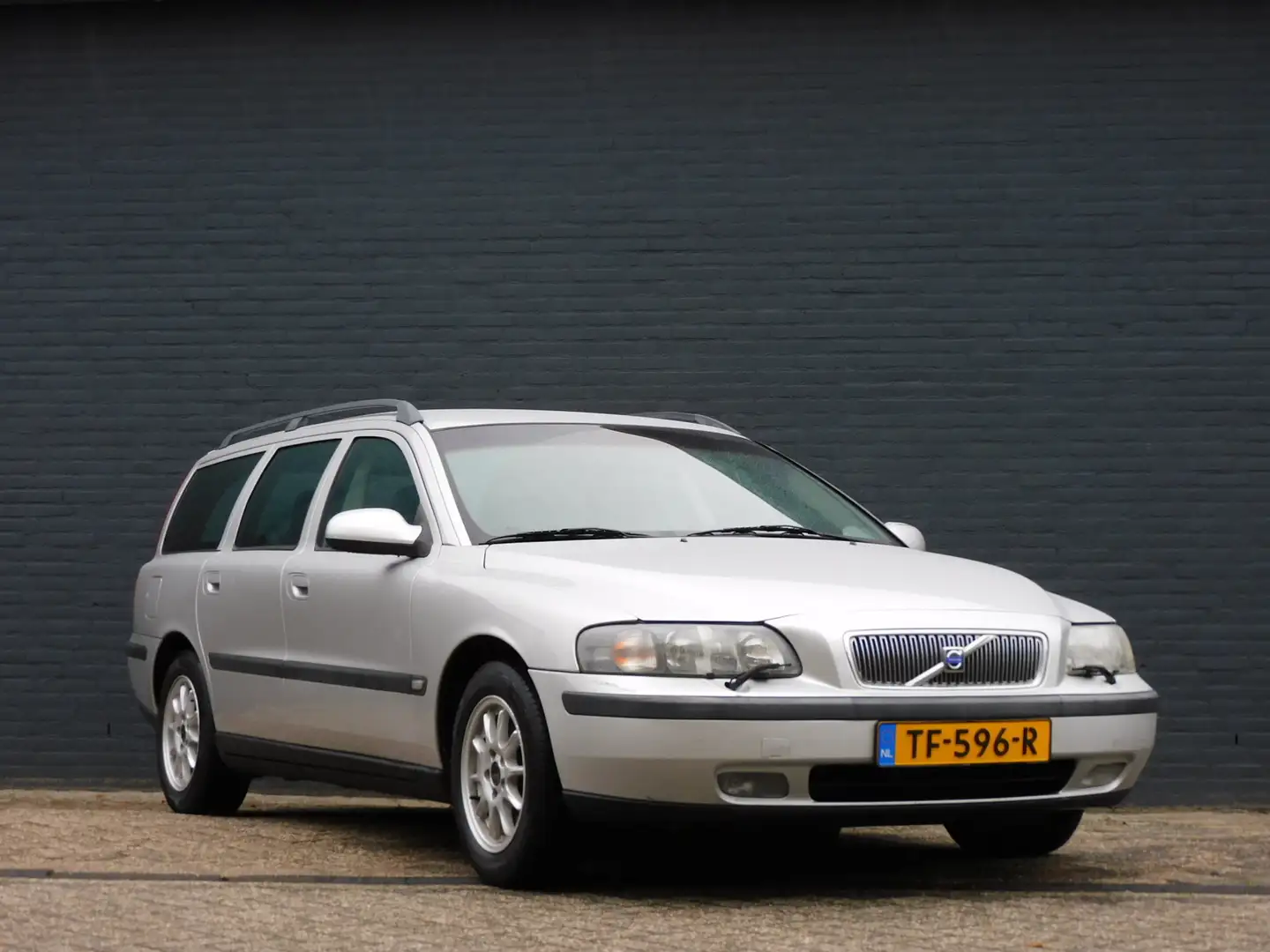 Volvo V70 2.4 Comfort Line RIJDT SUPER! LEER! NAVI! CLIMA! L Grau - 2