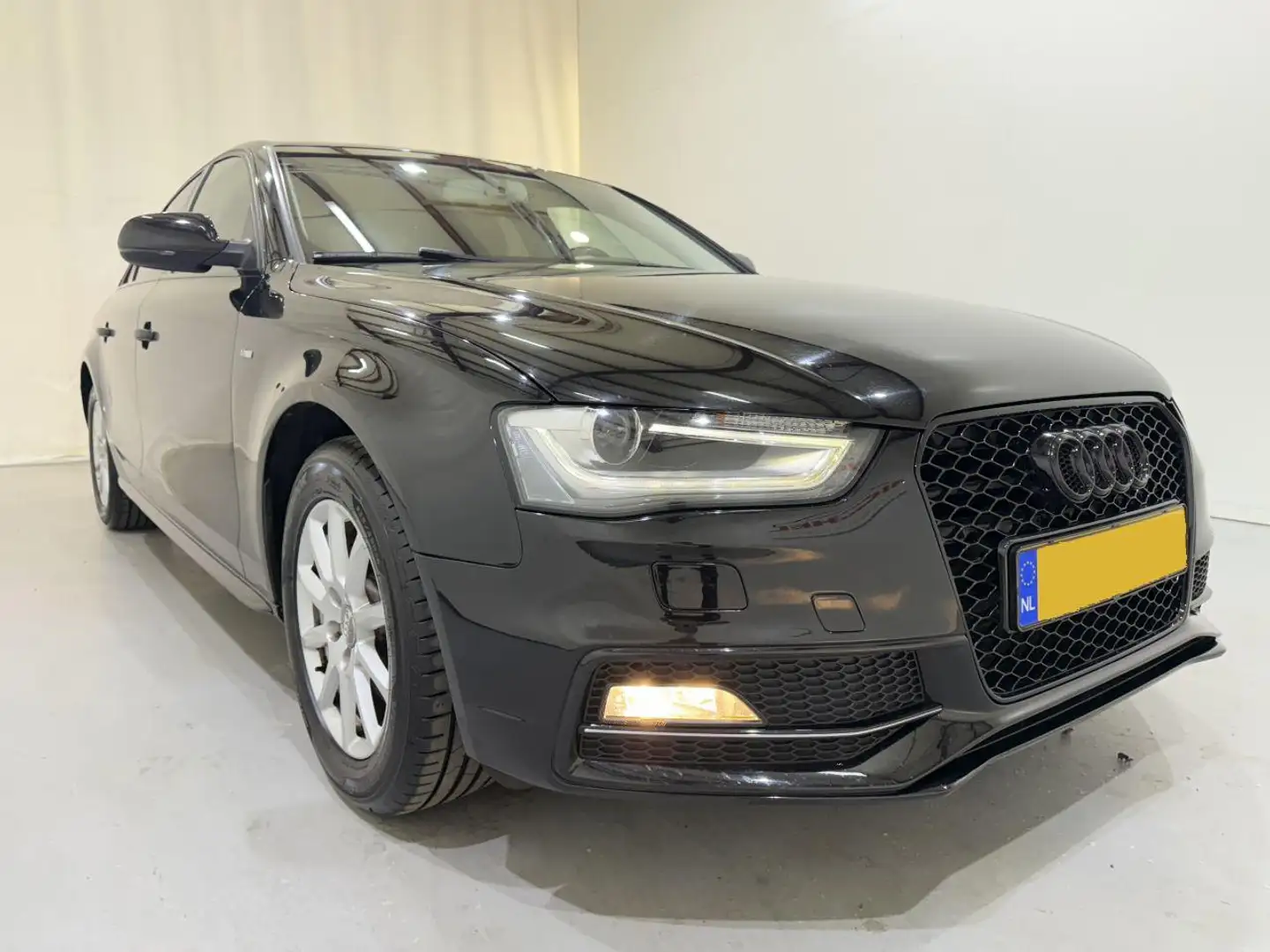 Audi A4 Sedan 1.8 TFSI Pro Line S Zwart - 1