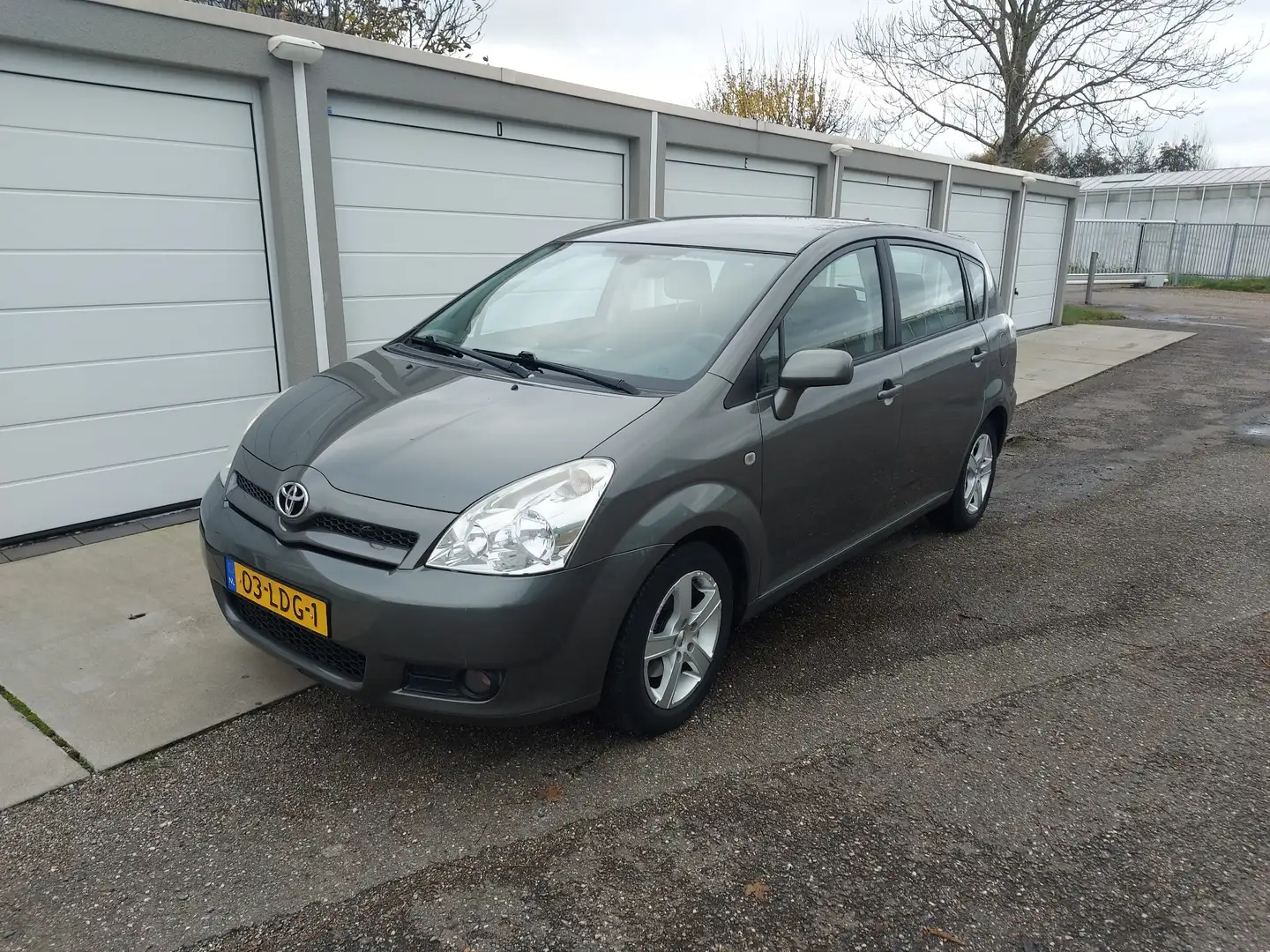 Toyota Corolla Verso 1.8 VVT-i Terra 7p.Aut. Gris - 1