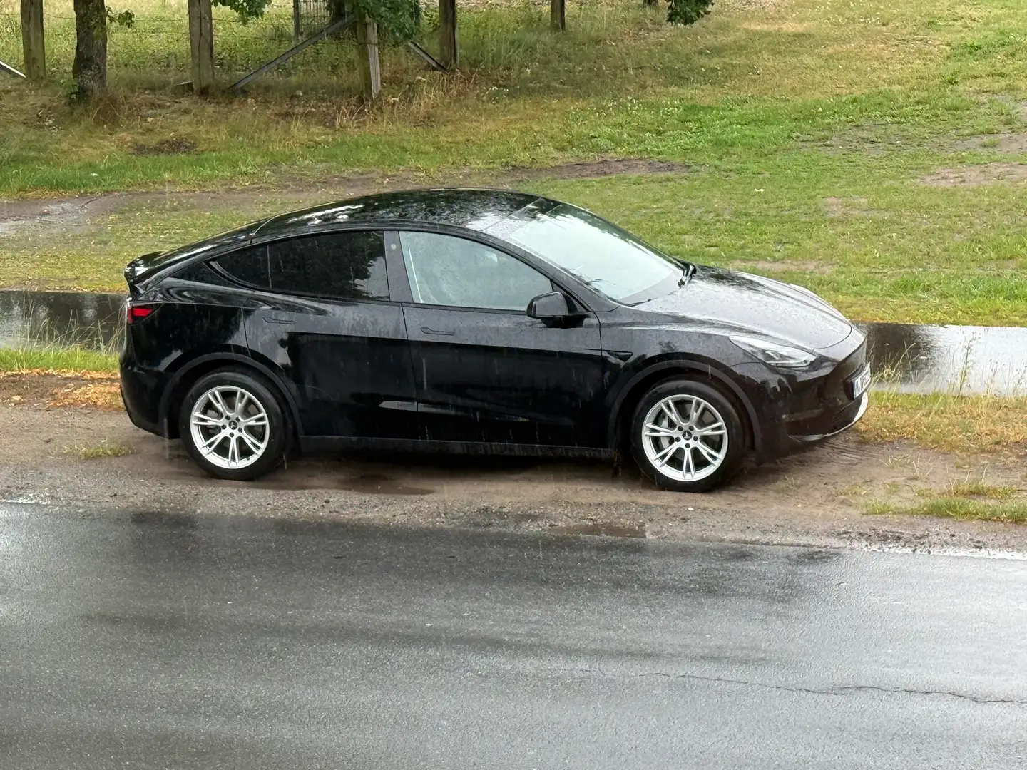 Tesla Model Y Model Y Long Range Dual Motor AWD Schwarz - 1