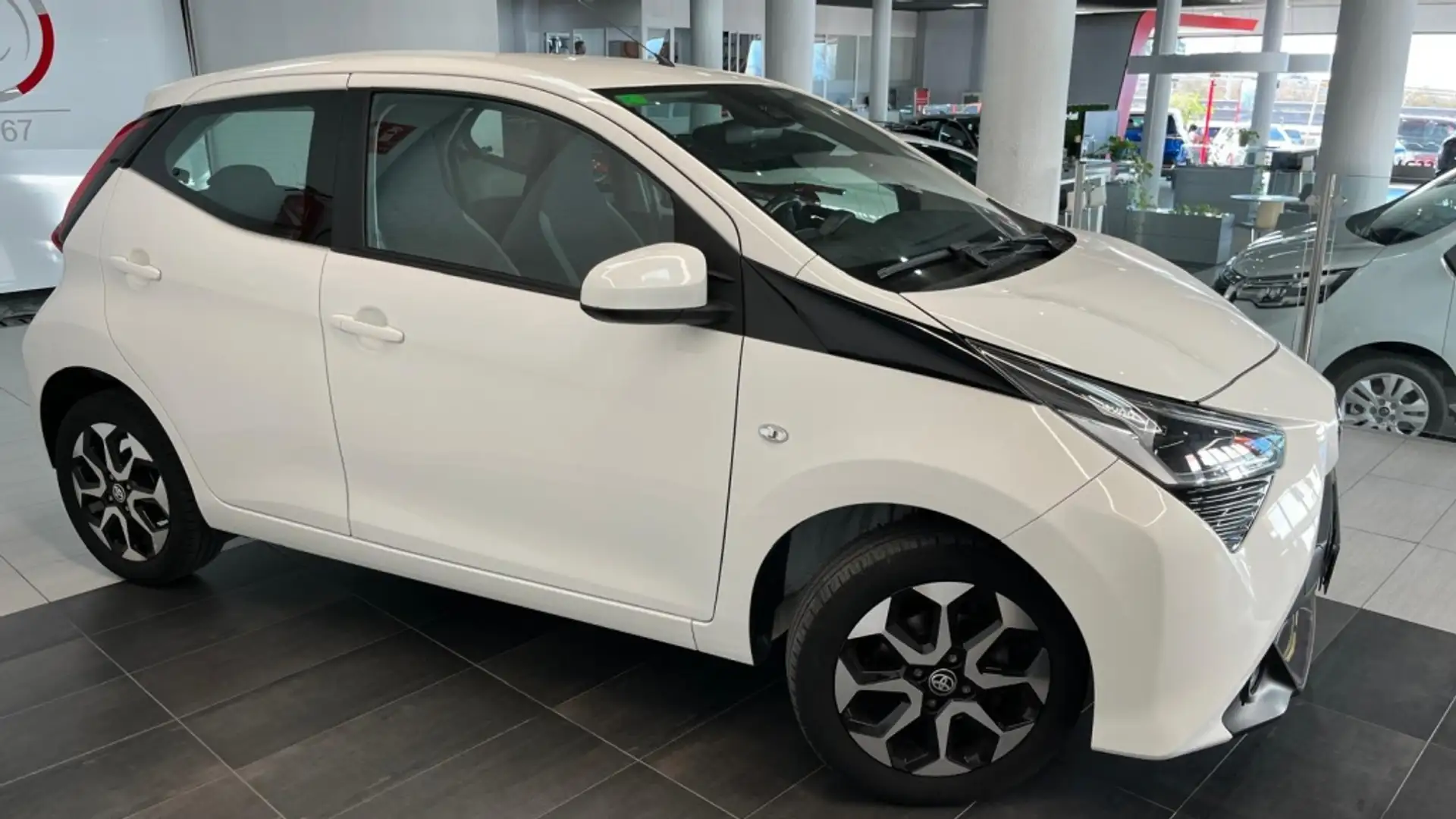 Toyota Aygo 70 x-play Белый - 2