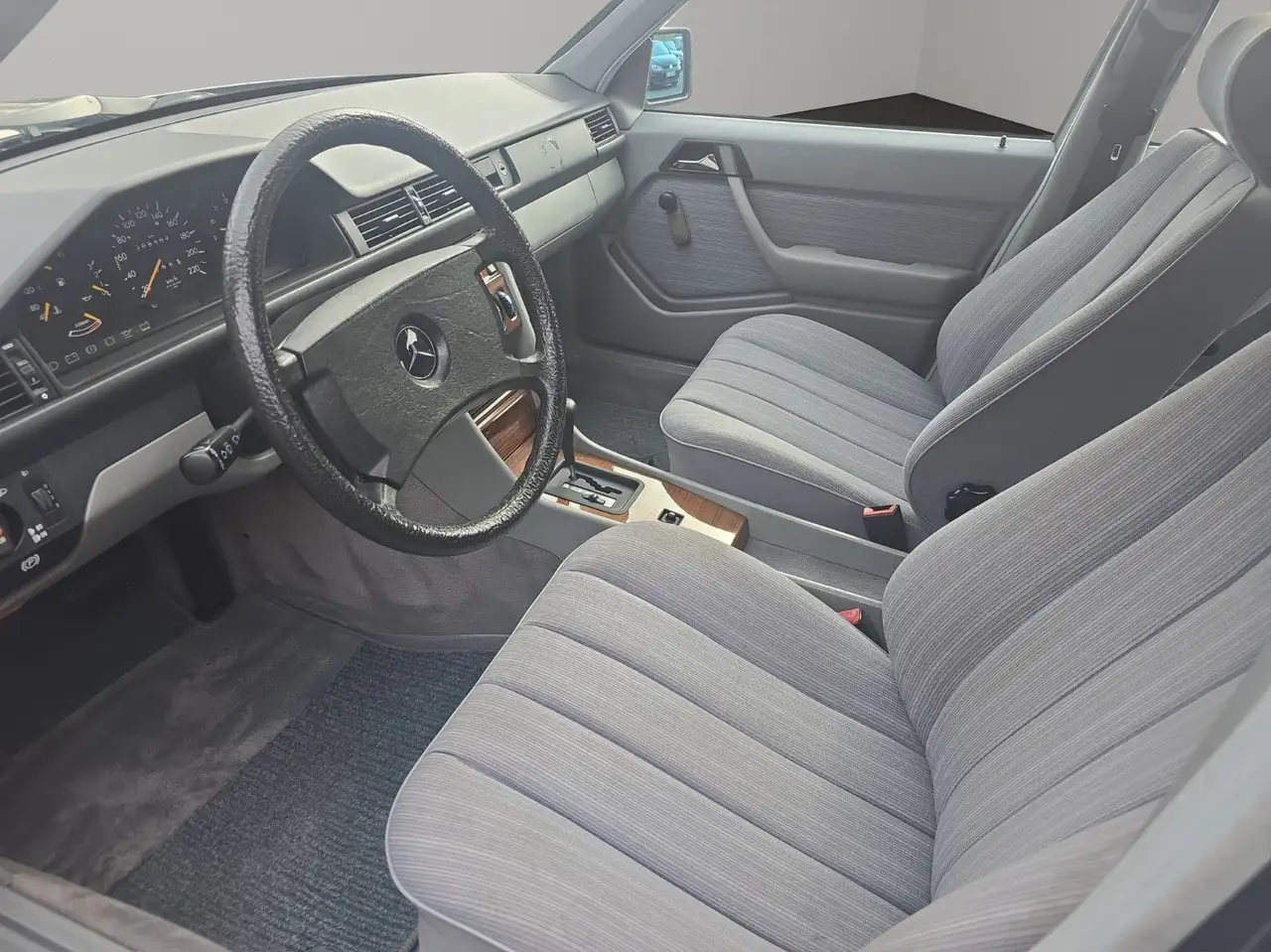 Mercedes-Benz E 200 Automatik H Zulassung Nur 9 Tsd KM 1 A Zustand, foto 9