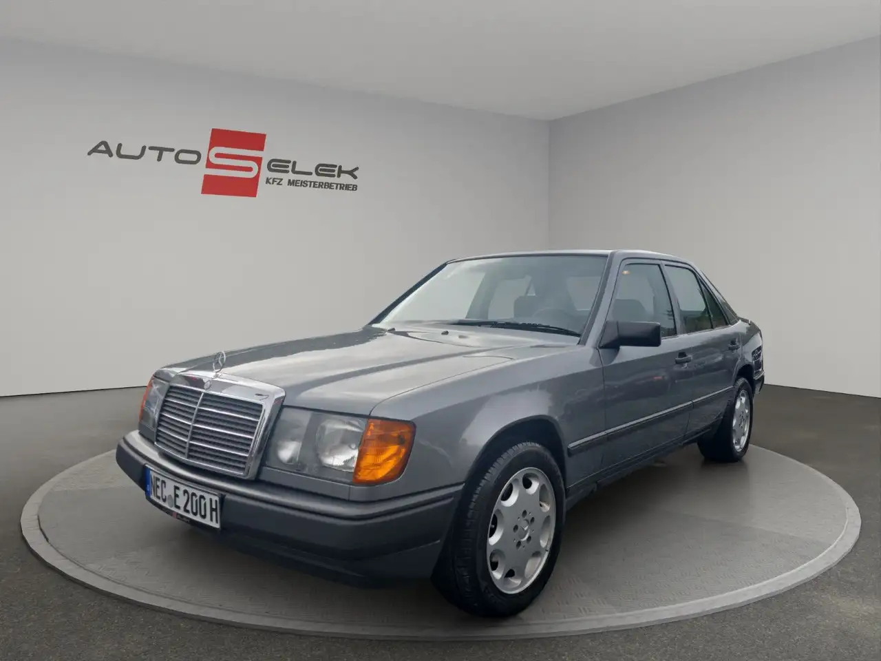 Mercedes-Benz E 200 Automatik H Zulassung Nur 9 Tsd KM 1 A Zustand, foto 1