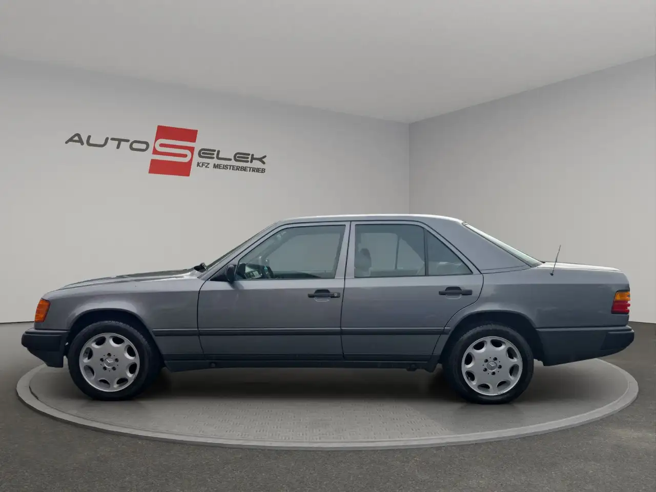 Mercedes-Benz E 200 Automatik H Zulassung Nur 9 Tsd KM 1 A Zustand, foto 2