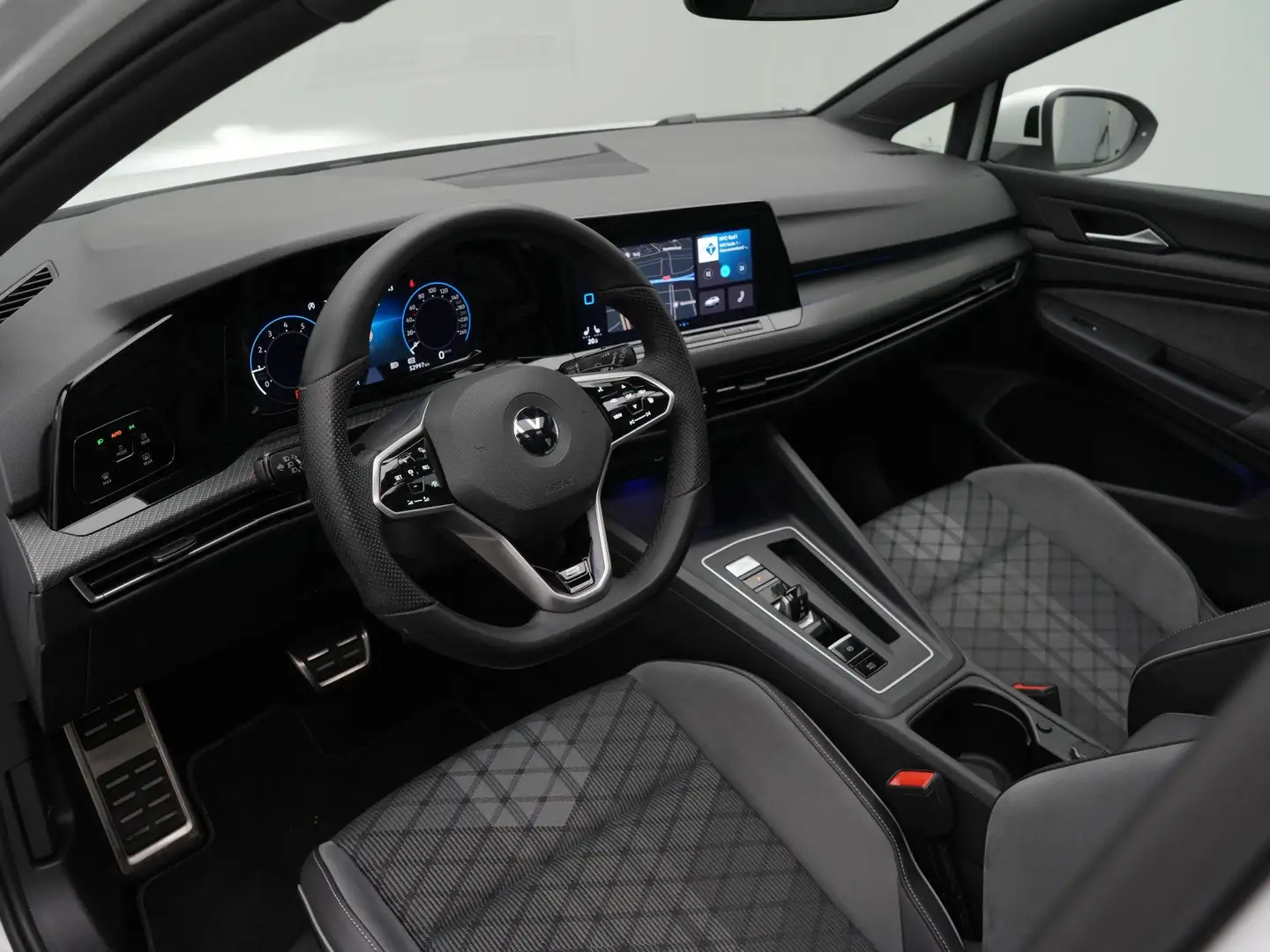 Volkswagen Golf 1.5 eTSI 150 pk DSG R-Line Business | Panoramadak Wit - 2