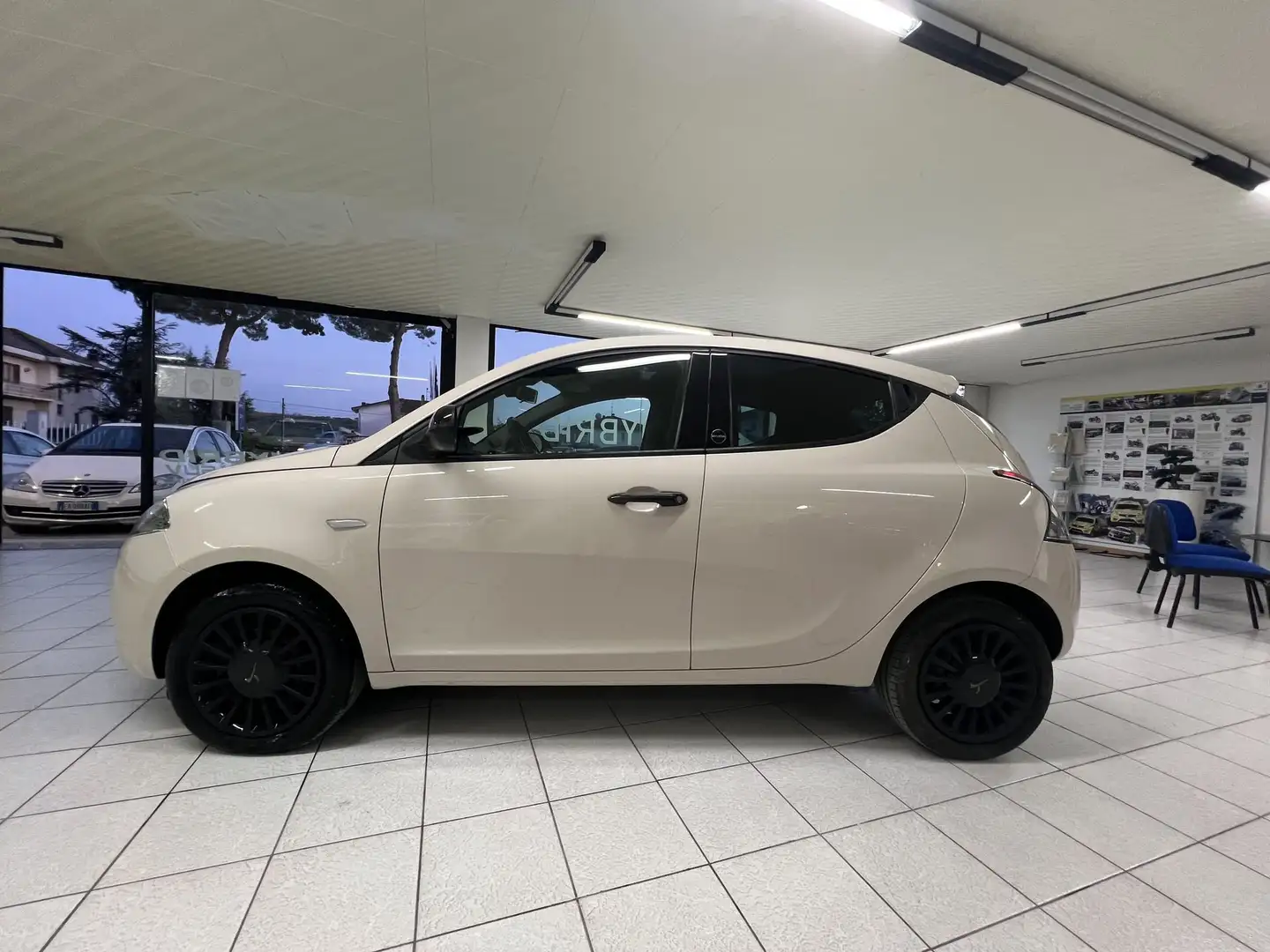 Lancia Ypsilon 1.0 FireFly 5 porte S&S Hybrid Meryne Beige - 2