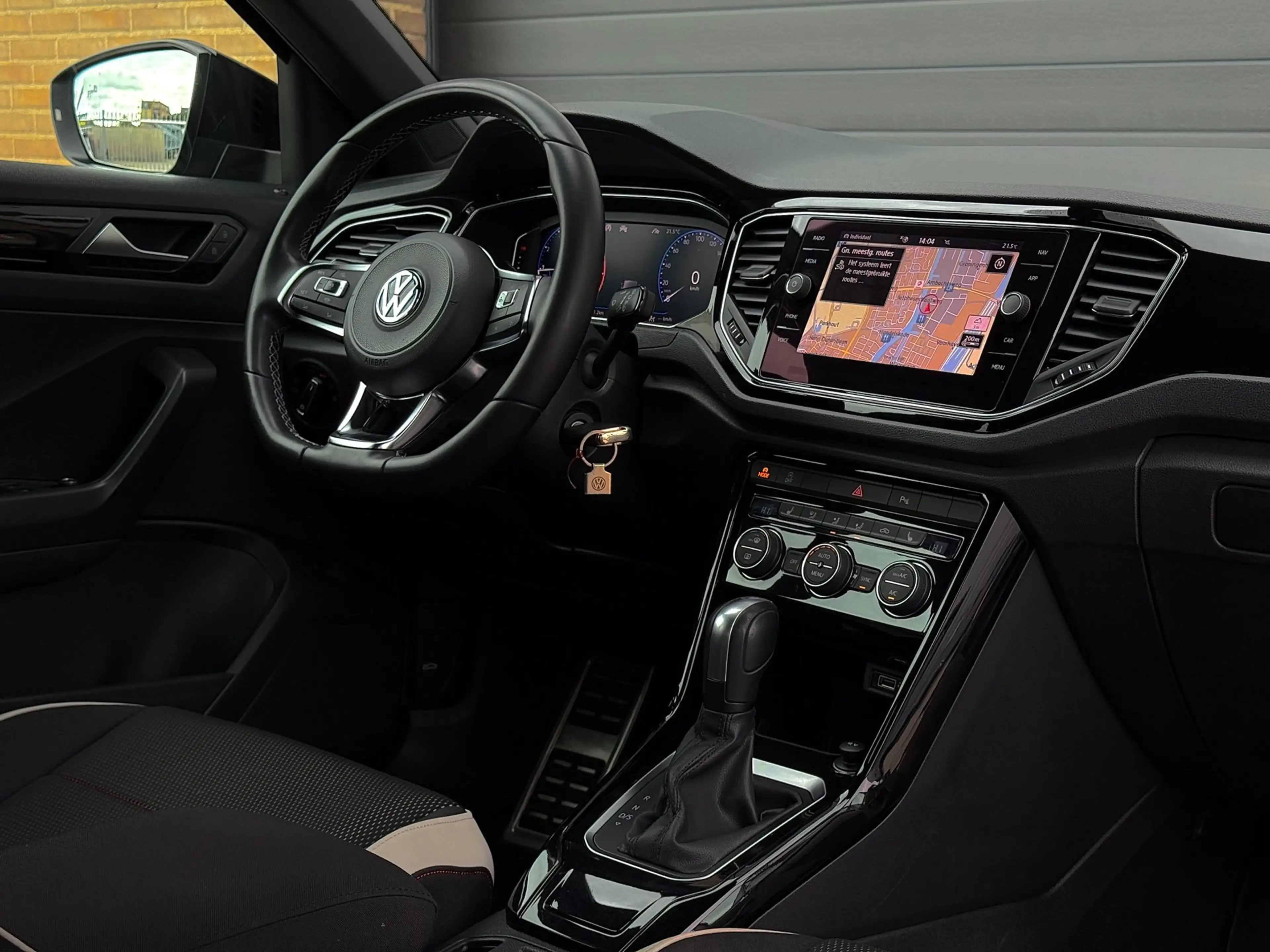 Volkswagen T-Roc 1.5 TSI Sport Business R / PANO / CARPLAY / MODE S — photo 13