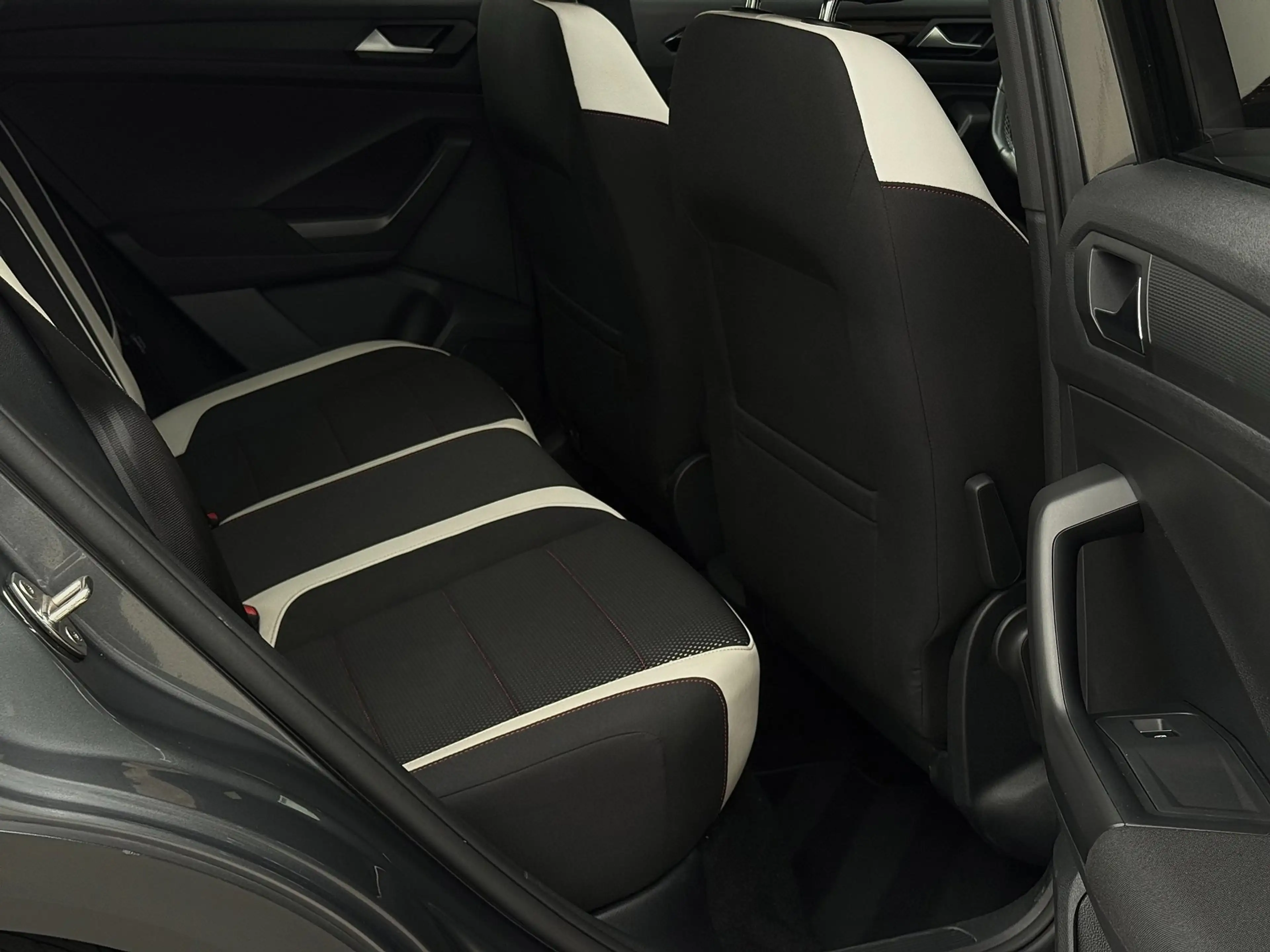 Volkswagen T-Roc 1.5 TSI Sport Business R / PANO / CARPLAY / MODE S — photo 10